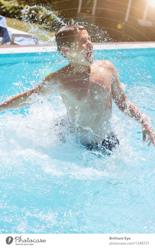 Junge taucht aus dem Wasser hervor Lifestyle Freude Spa Freizeit & Hobby Sommer Sonne Schwimmen & Baden Schwimmbad Mensch 1 Natur Garten Wellen springen frei