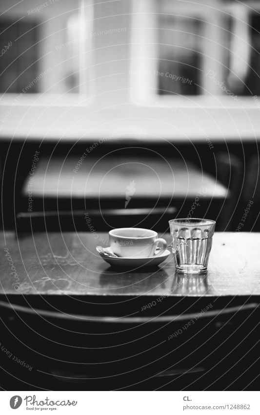 im café Getränk Heißgetränk Trinkwasser Kaffee Tasse Glas Stuhl Tisch Pause Café Restaurant Schwarzweißfoto Innenaufnahme Menschenleer Tag