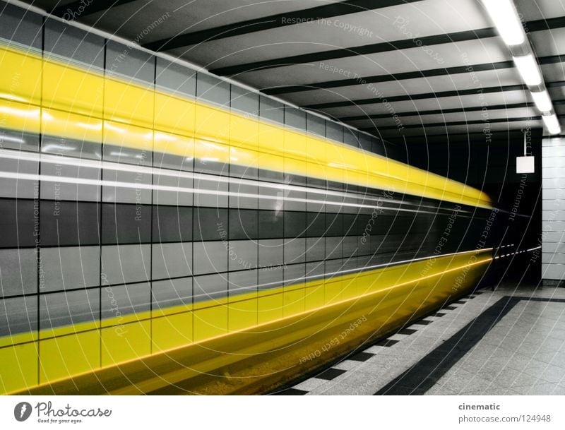 Bitte beachten Sie die Lücke zwischen Zug und Bahnsteigkante! U-Bahn Stadt Eisenbahn gelb fahren Geschwindigkeit Untergrund Verkehr Ankunft Tunnel unterirdisch
