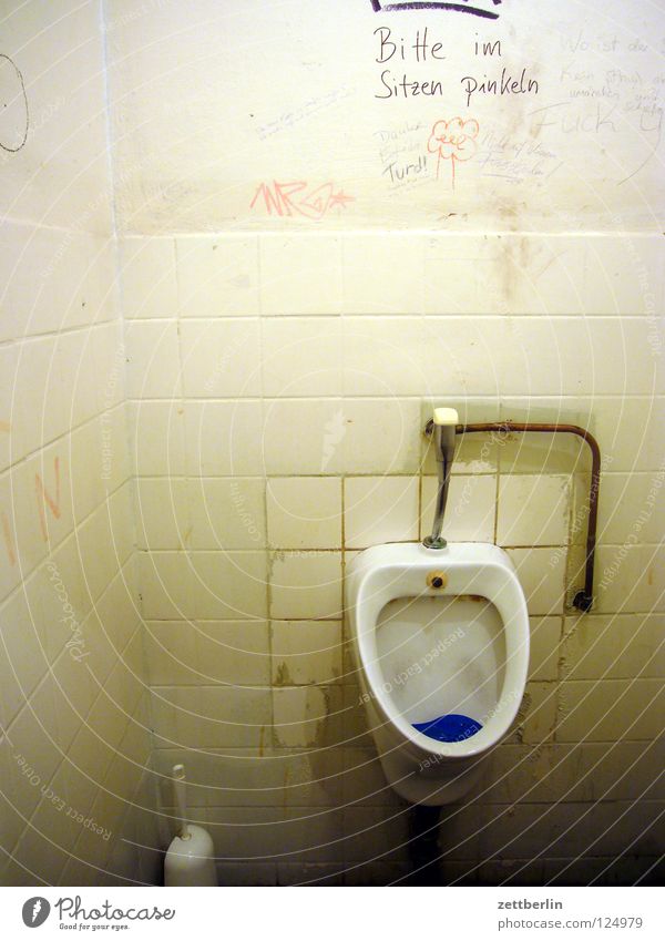 Bremen Toilettenbürste Pissoir Sanitäranlagen Installationen Kritzelei Detailaufnahme Bad obskur Becken Fliesen u. Kacheln Wasser grafito grafitti
