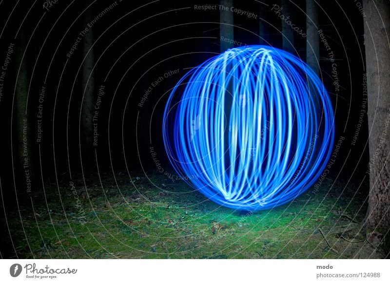 Kraftfeld Licht Wald Baum dunkel Planet Taschenlampe Leuchtdiode Gras Wiese drehen kreisen Langzeitbelichtung Kugel Kreis hell blau Surrealismus