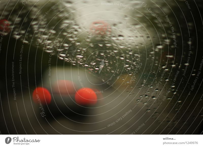 Autofahren im Regen, bei schlechter Sicht Windschutzscheibe nass Verkehr schlechtes Wetter Straße PKW dunkel Rücklicht Regentag Herbstwetter Novemberstimmung