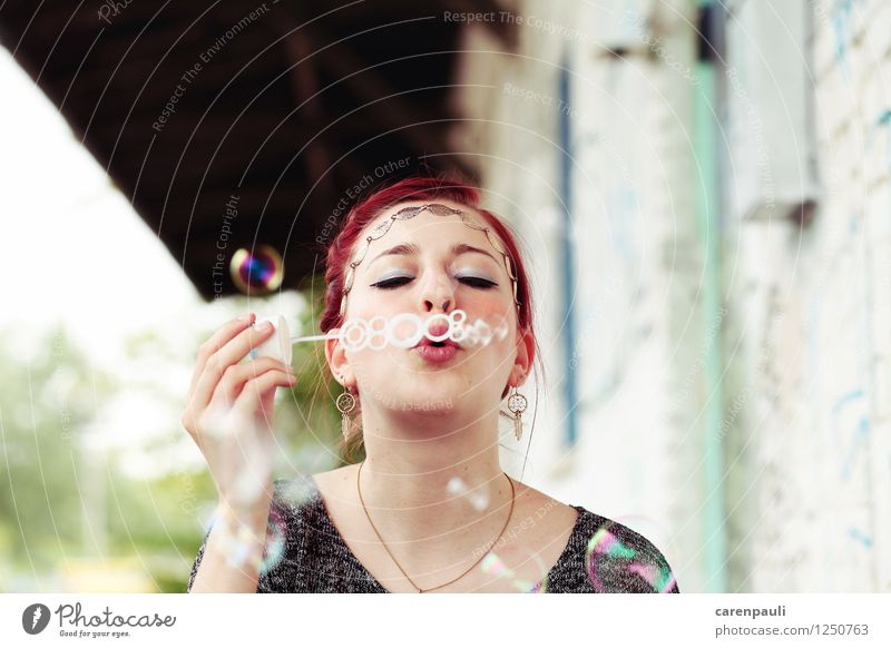Bubbles feminin Junge Frau Jugendliche 1 Mensch 18-30 Jahre Erwachsene rothaarig Spielzeug Kitsch Krimskrams Spielen Fröhlichkeit schön Freude Freizeit & Hobby