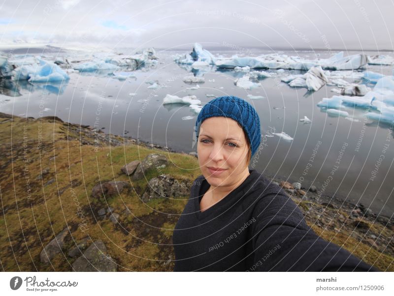 Urlaubsfoto Mensch feminin Junge Frau Jugendliche Erwachsene 1 30-45 Jahre Natur Landschaft Gipfel Schneebedeckte Gipfel Gletscher Küste Seeufer Meer Gefühle