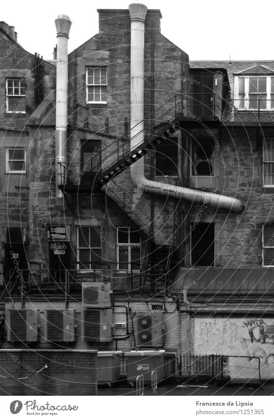 Hinterhof Städtereise Herbst schlechtes Wetter Edinburgh Schottland Stadt Stadtzentrum Altstadt Menschenleer Gebäude Mauer Wand Treppe Fassade Eisenrohr Lüftung