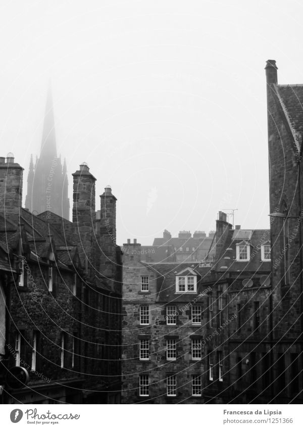 Typisch Schottland Städtereise Herbst schlechtes Wetter Nebel Edinburgh Stadt Menschenleer Kirche Architektur Mauer Wand Fassade Dach Schornstein Stein alt
