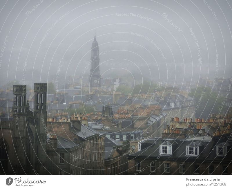 Edinburgh im Nebel Städtereise Schottland Großbritannien Europa Stadt Hauptstadt Stadtzentrum Menschenleer Kirche Dach Schornstein dunkel gruselig historisch