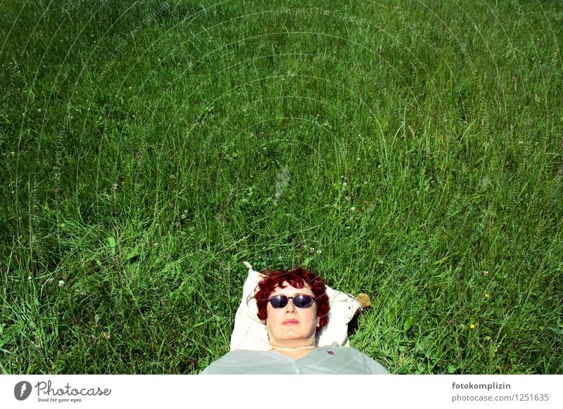 Frauengesicht mit Sonnenbrille auf grüner Wiesenfläche entspannen Erholung Gelassenheit entspannt ruhen atmen Gesicht liegen träumen Zufriedenheit lässig