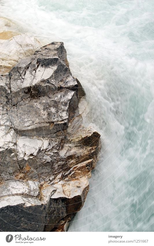 Silberfelsen Natur Urelemente Wasser Felsen Fluss Wasserfall Stein ästhetisch fest Flüssigkeit silber türkis Kraft schön Gedeckte Farben Außenaufnahme