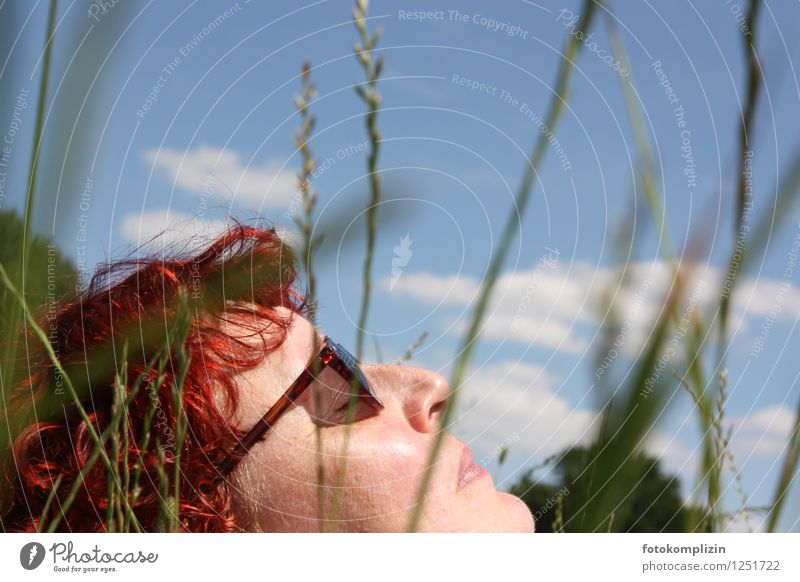 Sonnenbad zwischen Grashalmen - Frauengesicht mit Sonnenbrille Gesicht Gesundheit Wellness Wohlgefühl liegen Erholung genießen sich sonnen Stressabbau relaxen