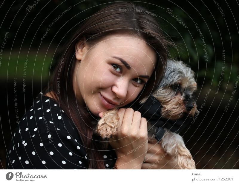 lächelnde Frau mit Hund auf dem Arm feminin 1 Mensch Park Kleid brünett langhaarig Tier festhalten Lächeln Blick schön Glück Zufriedenheit Leidenschaft