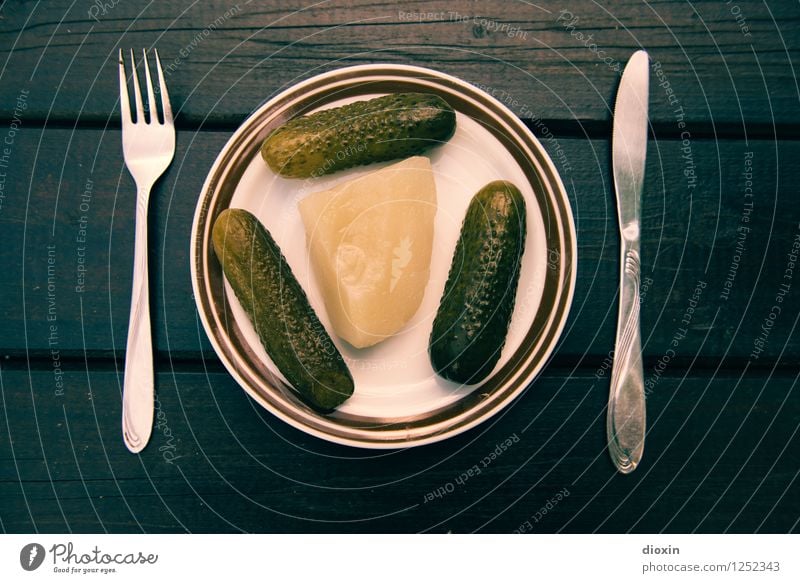 Spreedorado | Frühstück Lebensmittel Gemüse Gurke Gewürzgurke Senfgurke Ernährung Bioprodukte Vegetarische Ernährung Diät Geschirr Teller Besteck Messer Gabel