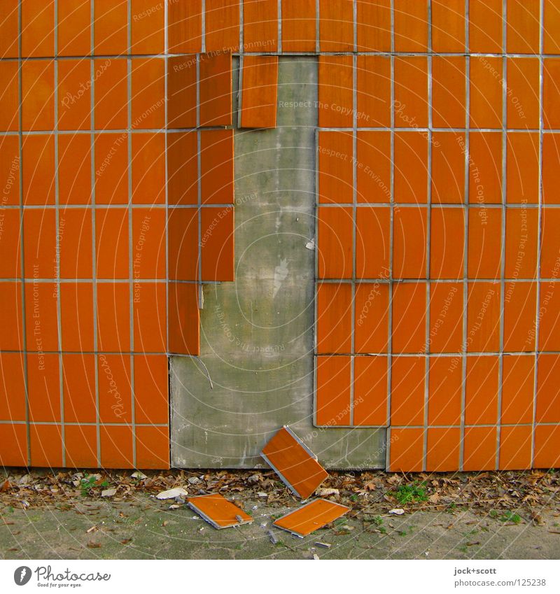 Plattenordnung (Ablösung) Wand Fassade fallen liegen dreckig kaputt retro orange Trägheit Vergänglichkeit Wandel & Veränderung Wandverkleidung schäbig