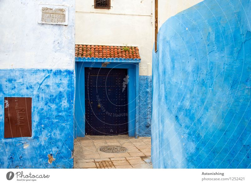 blaue Tür Rabat Marokko Afrika Stadt Hauptstadt Menschenleer Haus Tor Mauer Wand Fassade Fenster Straße Stein rot schwarz weiß Backstein Dach eng verwinkelt