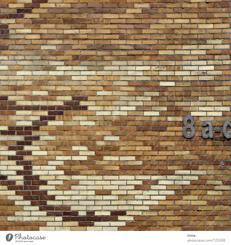 Architektenlaune Mauer Wand Backstein Hausnummer blond Mosaik rot Mörtel Sechziger Jahre Detailaufnahme Ziffern & Zahlen Stein Strukturen & Formen Bild hell
