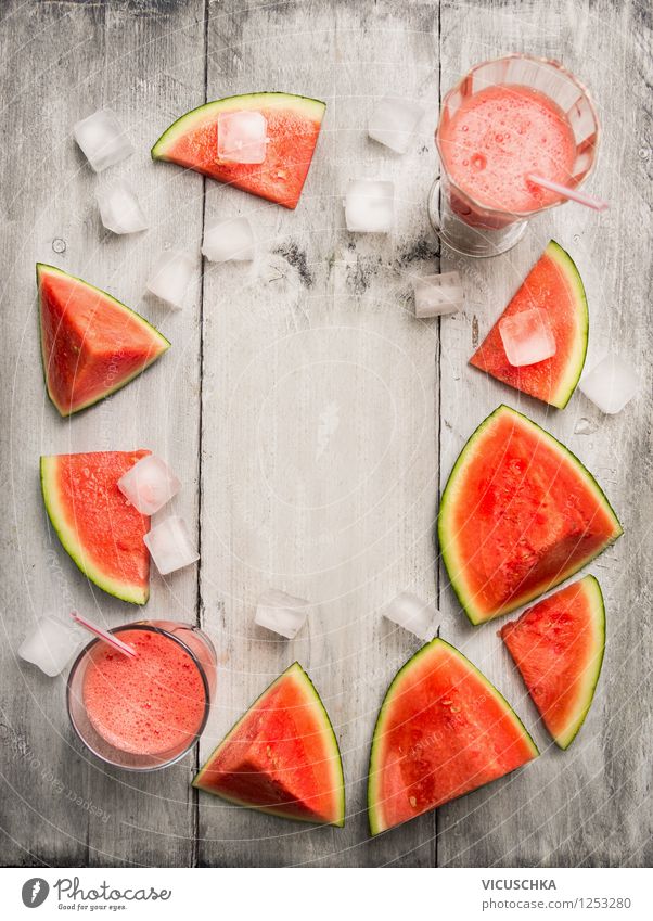 Wassermelone Saft mit Eiswürfel auf dem Holztisch Lebensmittel Frucht Ernährung Bioprodukte Vegetarische Ernährung Diät Getränk Erfrischungsgetränk Glas Stil