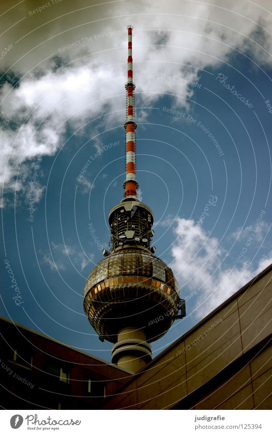 Kleiner Scherz Kunst Wahrzeichen Antenne Überwachung gestreift rot weiß Wolken Stadt Momentaufnahme Plattenbau Neubau Denkmal Farbe Berlin Hauptstadt