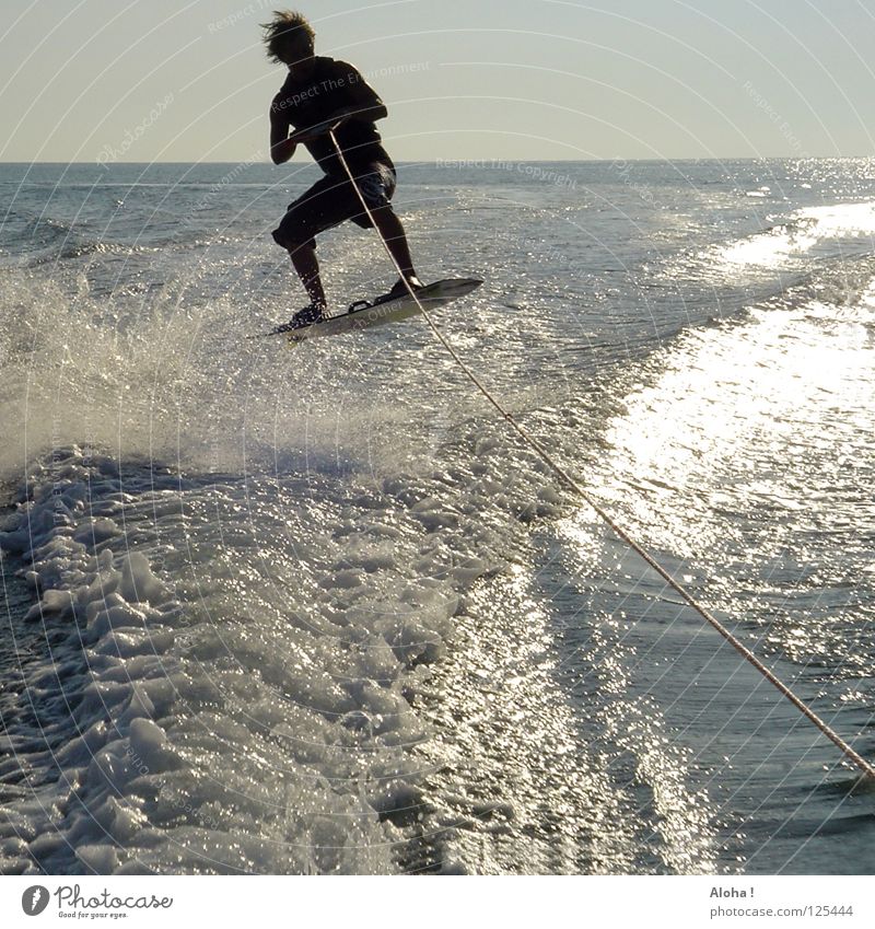 mitgezogen worden? Sommer Wellen Meer Wasserfahrzeug weiß schwarz Anzug Schaum Wasserspritzer nass Freizeit & Hobby Sport Wellengang fahren Geschwindigkeit