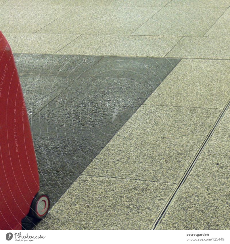 rechts oben Ferien & Urlaub & Reisen Koffer rot Gleise Bodenbelag grau Abstufung geschäftlich privat trist Abend spät Fotografieren Menschenleer Quadrat Gepäck