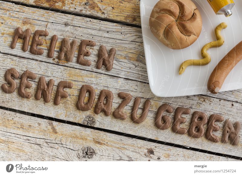 Auf einem rustikalen Holztisch die Buchstaben MEINEN SENF DAZU GEBEN, ein Teller mit Wurst, Brötchen und Senf Lebensmittel Fleisch Wurstwaren Teigwaren