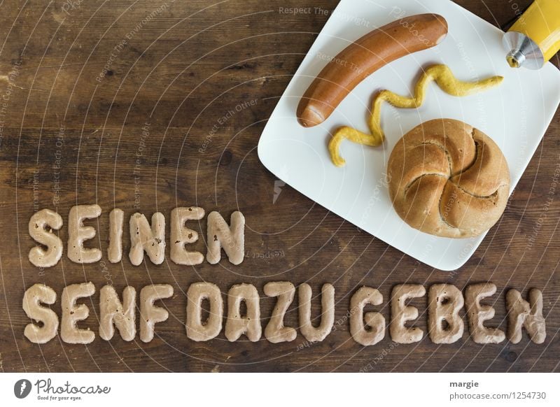 Auf einem rustikalen Holztisch die Buchstaben SEINEN SENF DAZU GEBEN, ein Teller mit Wurst, Brötchen und Senf Lebensmittel Fleisch Wurstwaren Brot Ernährung