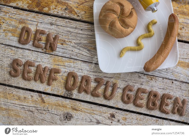 Auf einem rustikalen Holztisch die Buchstaben DEN SENF DAZU GEBEN, ein Teller mit Wurst, Brötchen und Senf Lebensmittel Fleisch Wurstwaren Teigwaren Backwaren