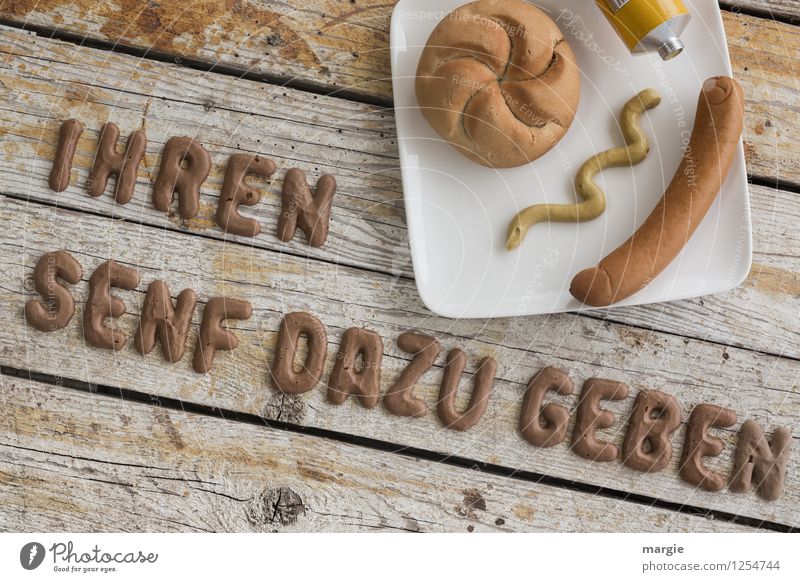 Auf einem rustikalen Holztisch die Buchstaben IHREN SENF DAZU GEBEN, ein Teller mit Wurst, Brötchen und Senf Lebensmittel Fleisch Wurstwaren Teigwaren Backwaren