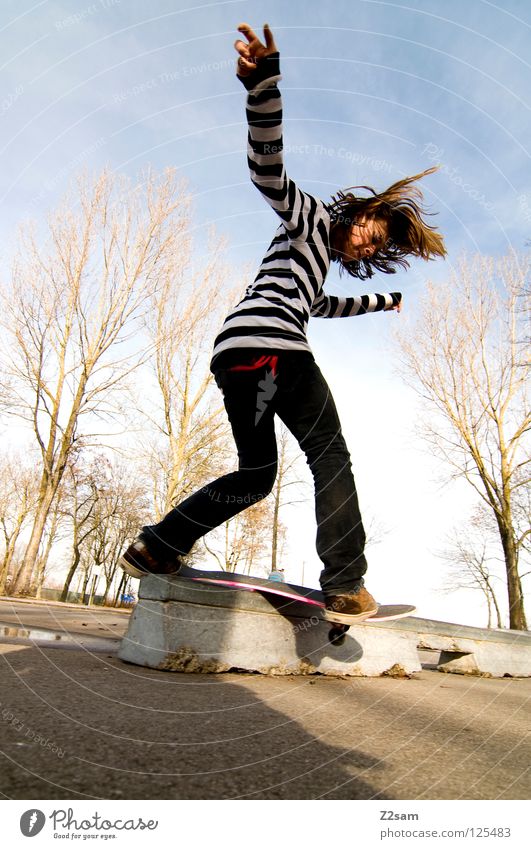 frontside boardslide Aktion Skateboarding Zufriedenheit Kickflip Salto springen gestreift Teer Beton Licht Baum Weitwinkel Jugendliche Sport Pfütze
