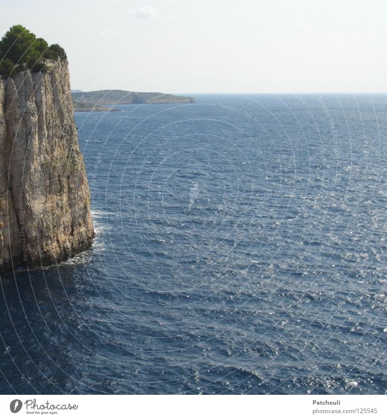 Die Klippen von Kornati Kornaten Kroatien Nationalpark Inselkette steil Meer Horizont Wellen Strand Küste Stein Mineralien Felsen hoch blau Linie
