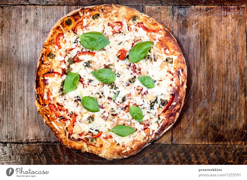 Frische hausgemachte Pizza Lebensmittel Gemüse Abendessen Fastfood Tisch frisch Küche heimwärts gebastelt horizontal Mahlzeit Pasteten beliebt vorbereitet