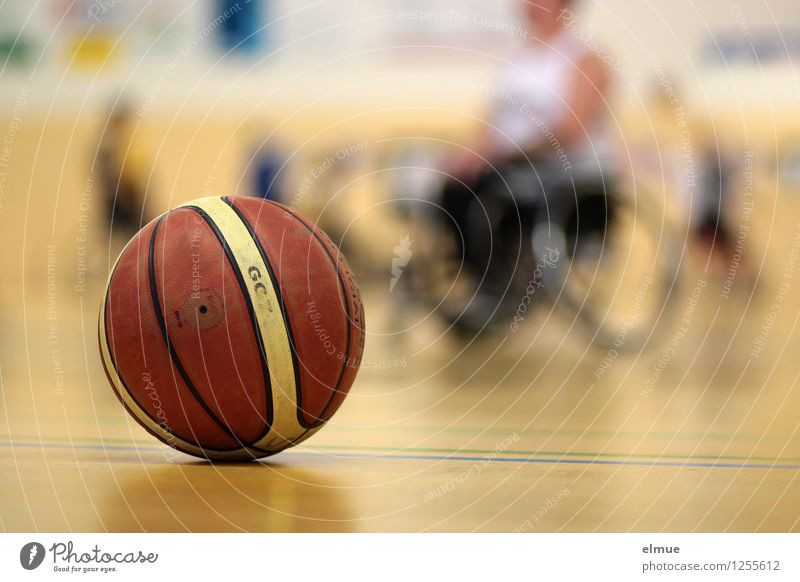 Profisport mit Handicap sportlich Fitness Sport Ballsport Basketball Rollstuhlbasketball Sportveranstaltung Sporthalle kämpfen Erfolg Zusammensein gelb