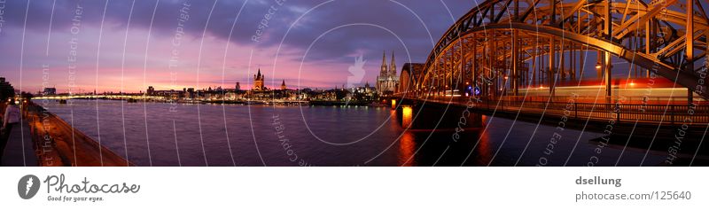 Panorama Wahrzeichen von Köln in der Abenddämmerung Farbfoto mehrfarbig Außenaufnahme Textfreiraum links Textfreiraum oben Dämmerung Licht Schatten Silhouette