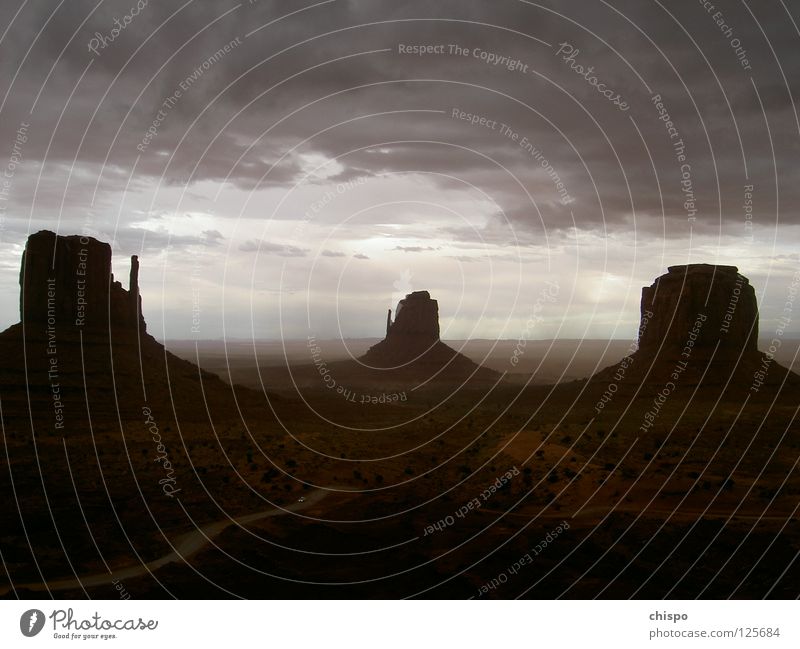 storm escape Sturm Stimmung Donnern Amerika Nationalpark Einsamkeit Gewitter Monument Valley PKW Flucht Ferne USA