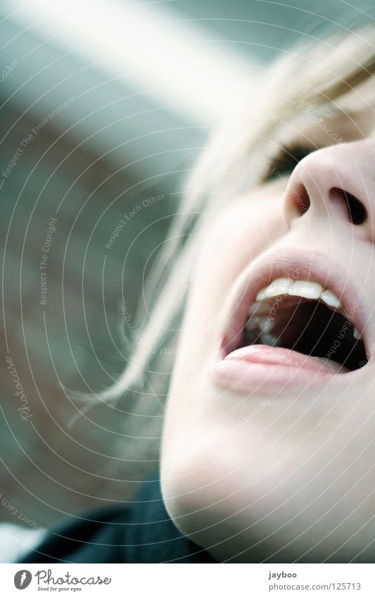 Ärger? Wut Stress Frau blond schreien singen Lippen Mund Nase Zunge Schalen & Schüsseln Haare & Frisuren Zähne