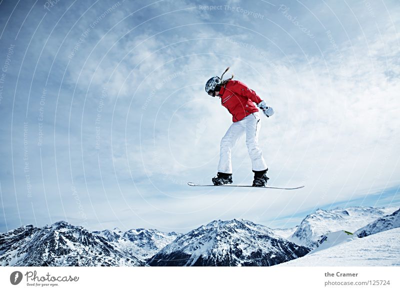 Pippi boarding Snowboard rot springen Jacke erhaben Schweben ruhig leicht Schwerelosigkeit Winter Sport Spielen Erfolg fliegen blau Alpen Schnee Coolness oben