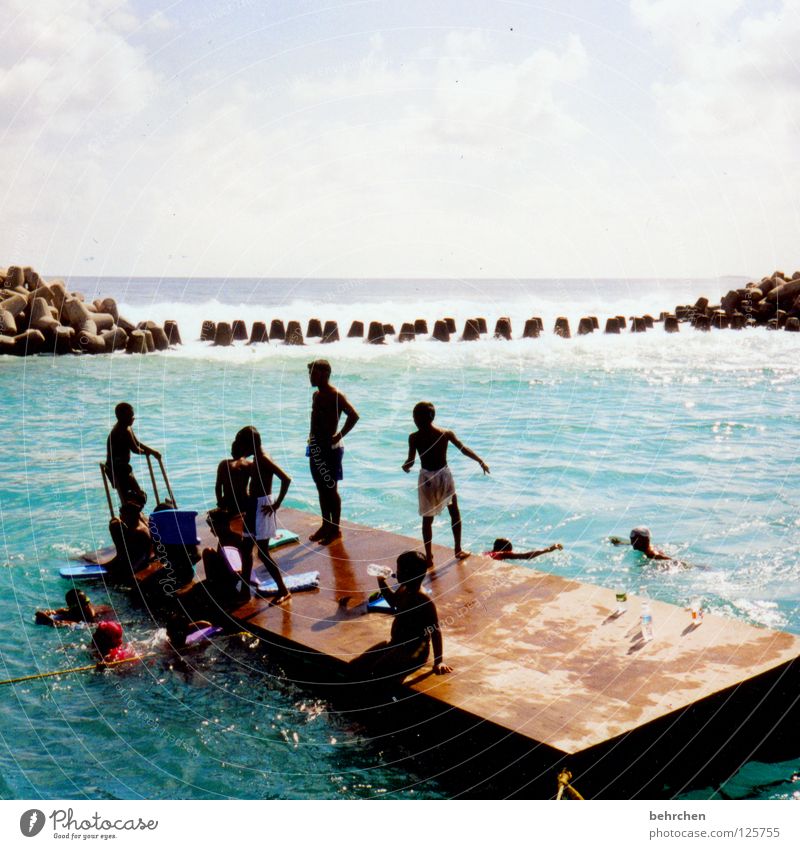 schwimmen lernen auf maledivisch Farbfoto Außenaufnahme Freude Glück Zufriedenheit Schwimmen & Baden Ferien & Urlaub & Reisen Freiheit Sommer Sonne Meer Insel