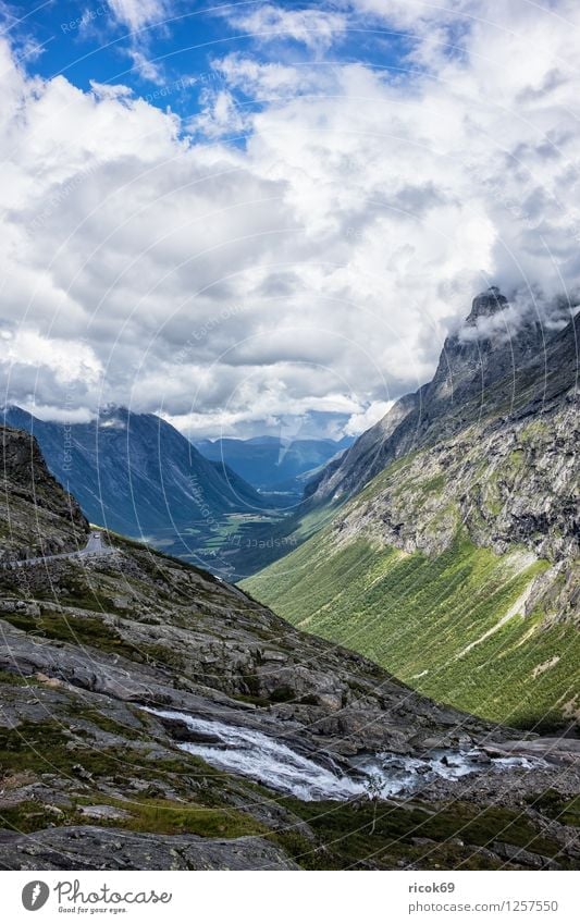 Berge in Norwegen Erholung Ferien & Urlaub & Reisen Berge u. Gebirge Natur Landschaft Wasser Wolken Bach Idylle Tourismus Møre og Romsdal Reiseziel Himmel