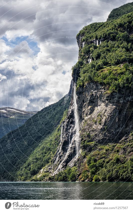 Wasserfall im Geirangerfjord Erholung Ferien & Urlaub & Reisen Berge u. Gebirge Natur Landschaft Wolken Fjord Idylle Norwegen Sieben Schwestern Møre og Romsdal