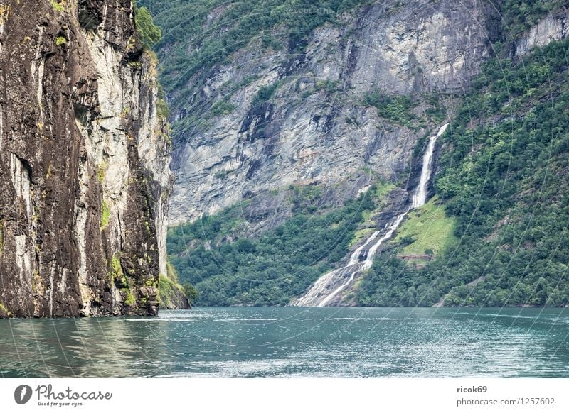 Wasserfall im Geirangerfjord Erholung Ferien & Urlaub & Reisen Berge u. Gebirge Natur Landschaft Wolken Fjord Idylle Tourismus Norwegen Møre og Romsdal