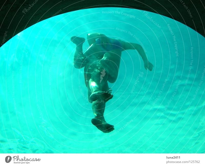 Beobachter unter Wasser Schwimmbad türkis unten Schwimmsportler Bullauge Wellen Wassersport Spielen blau Unterwasseraufnahme Mensch Beine Arme Fuß beobachten