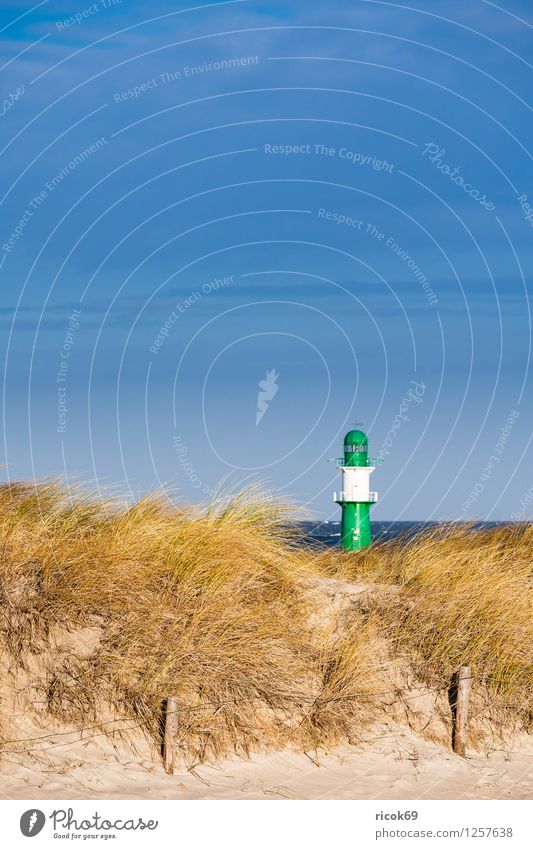 Düne in Warnemünde Erholung Ferien & Urlaub & Reisen Strand Meer Natur Landschaft Wolken Wind Sturm Küste Ostsee Leuchtturm blau gelb grün Tourismus Molenturm