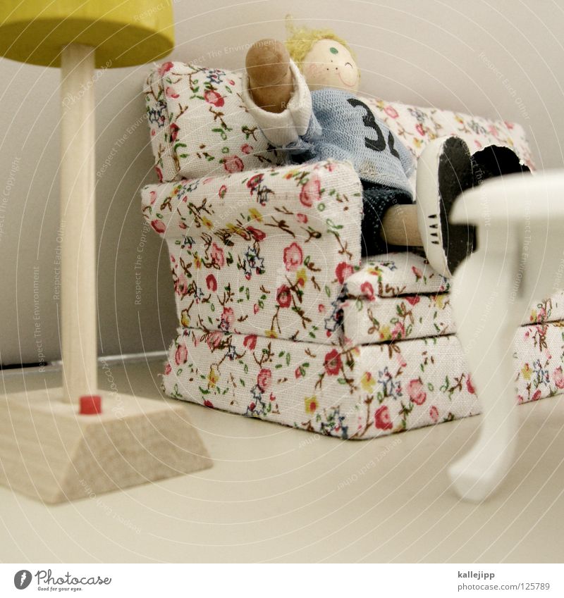 kalle allein zu hause Sessel Lampe Spielzeug Kind Mädchen Holz Miniatur klein Sofa blond Stehlampe Knöpfe Tisch Mieter Wohnzimmer faulenzen Feierabend Erholung