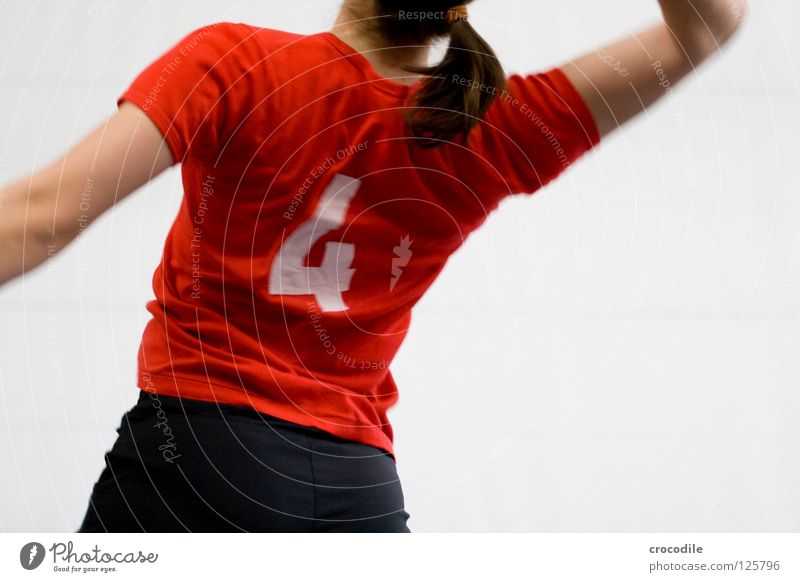 #4 Spielen Ballsport rot T-Shirt Top dünn feminin Frau Hose Geschwindigkeit schlagen Zopf dunkel Freude k12 k13 volleyball wdg Bewegung Rücken Unschärfe