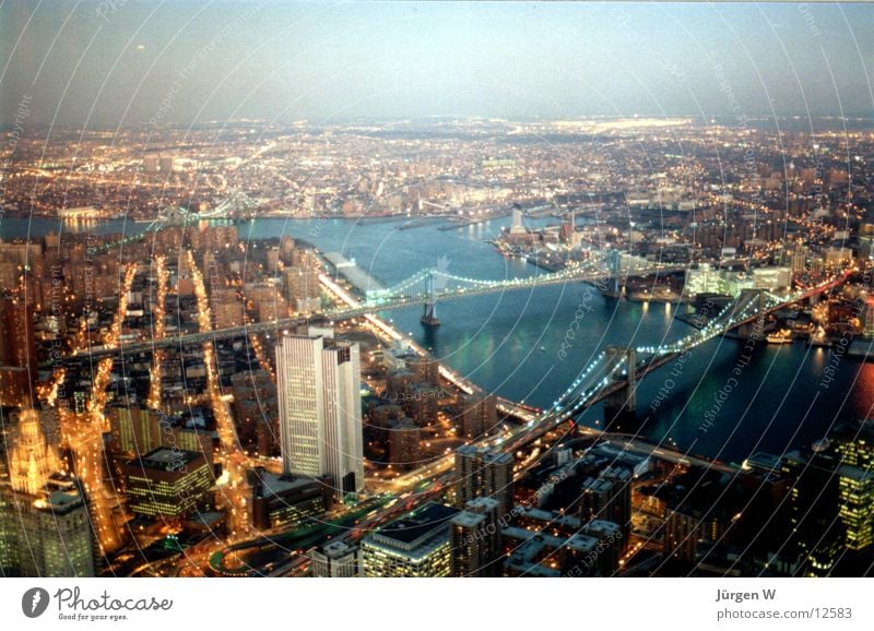 Dämmerung in New York New York City Licht Nordamerika Fluss Brücke Beleuchtung USA Manhattan Panorama (Aussicht) Ferne Vogelperspektive