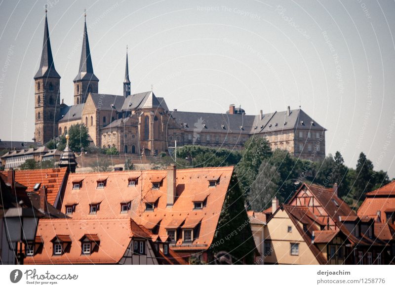 Tourist Magnet  ist die Alte Stadt Bamberg.Mit Kirche und vielen Häusern  Die Altstadt ist der größte unversehrt erhaltene historische Stadtkern in Deutschland und seit 1993 als Weltkulturerbe in die Liste der UNESCO eingetragen.1007 erfolgte die Gründung.