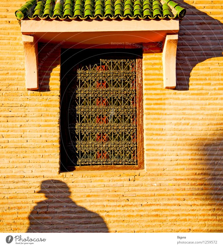 Fenster in Marokko Afrika und alten Bau Wal Ziegel Design Haus Dekoration & Verzierung Stadt Gebäude Architektur Fassade Stein Beton Metall Rost dreckig