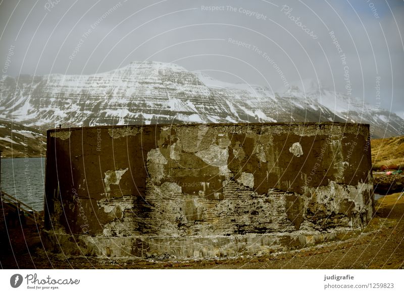 Island Umwelt Natur Landschaft Wolken Klima Berge u. Gebirge Gipfel Schneebedeckte Gipfel Küste Fjord Djupavik Fabrik Ruine alt außergewöhnlich kalt kaputt