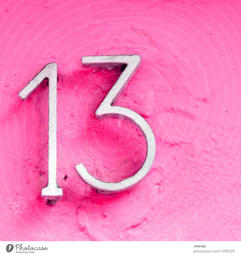 13 Stil Mauer Wand Ziffern & Zahlen rosa weiß Farbe Glück Hausnummer Geburtstag Lebensalter Farbfoto Außenaufnahme Nahaufnahme Menschenleer Textfreiraum rechts