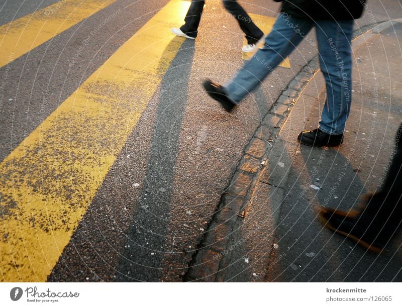 Ob ihr wirklich richtig steht... Fußgängerübergang Zebrastreifen gelb Asphalt Verkehr Stadt gehen Überqueren betoniert Teer Streifen schmal Schuhe Sonnenaufgang