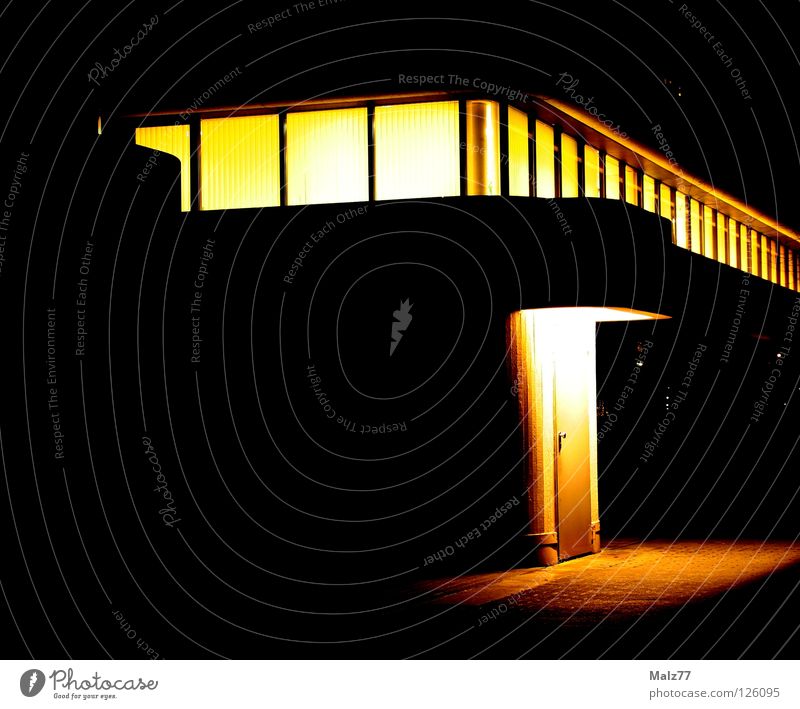 Yellow Exit Licht Physik Nacht gelb schwarz Keller Haus Gebäude Dortmund Fenster Notausgang simpel Etage Arbeit & Erwerbstätigkeit Außenaufnahme